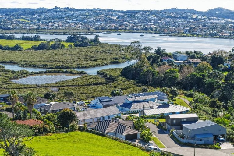 Photo of property in 15 Odlin Lane, Red Beach, 0932