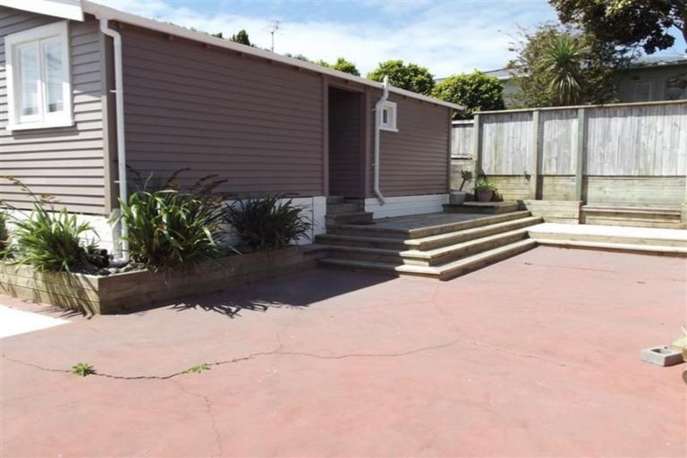 Photo of property in 83 Young Street, New Plymouth, 4310