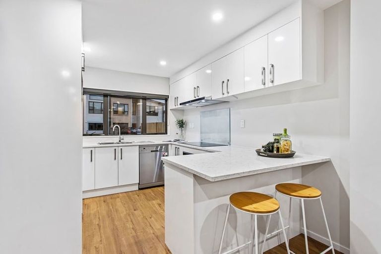 Photo of property in 17 Millcroft Lane, Ranui, Auckland, 0612