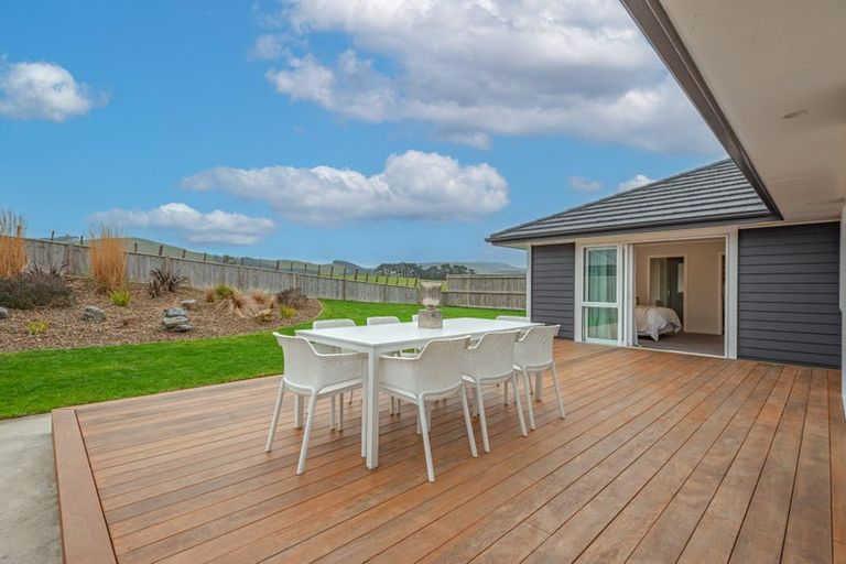 Photo of property in 26 Atlantic Drive, Fitzherbert, Palmerston North, 4410