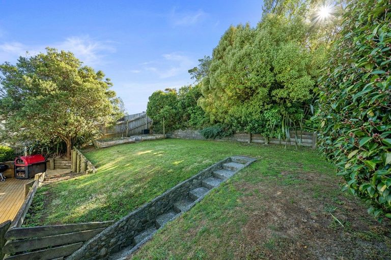 Photo of property in 27 Griffiths Grove, Newlands, Wellington, 6037