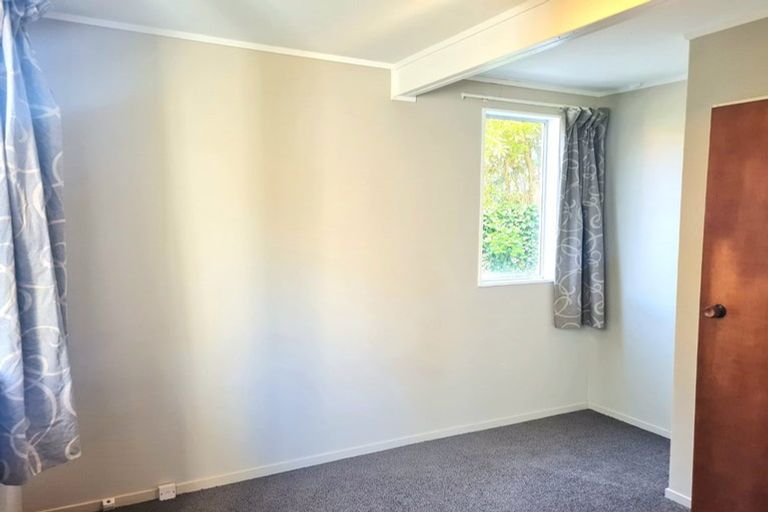 Photo of property in 13a Kingsbridge Place, Newlands, Wellington, 6037