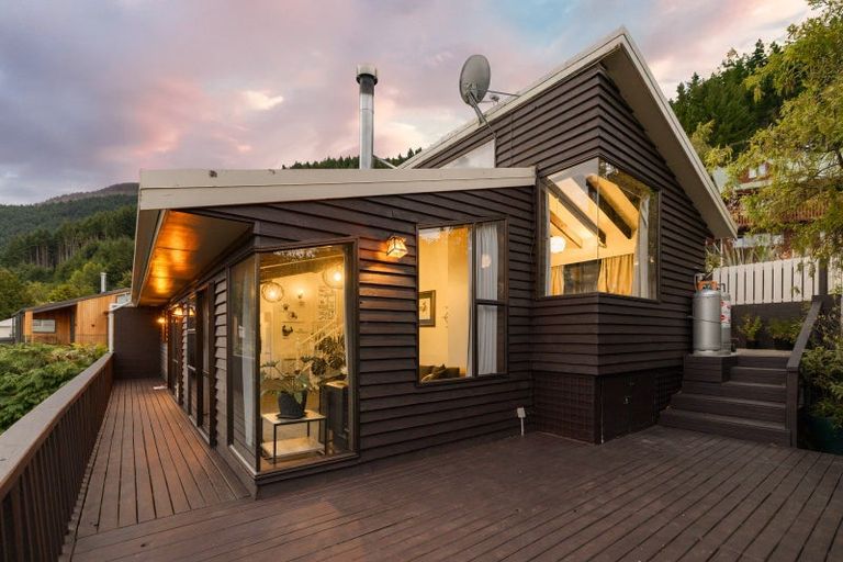 Photo of property in 4b Caples Place, Fernhill, Queenstown, 9300