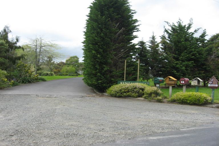 Photo of property in 67 Motu Road, Kumeu, 0891