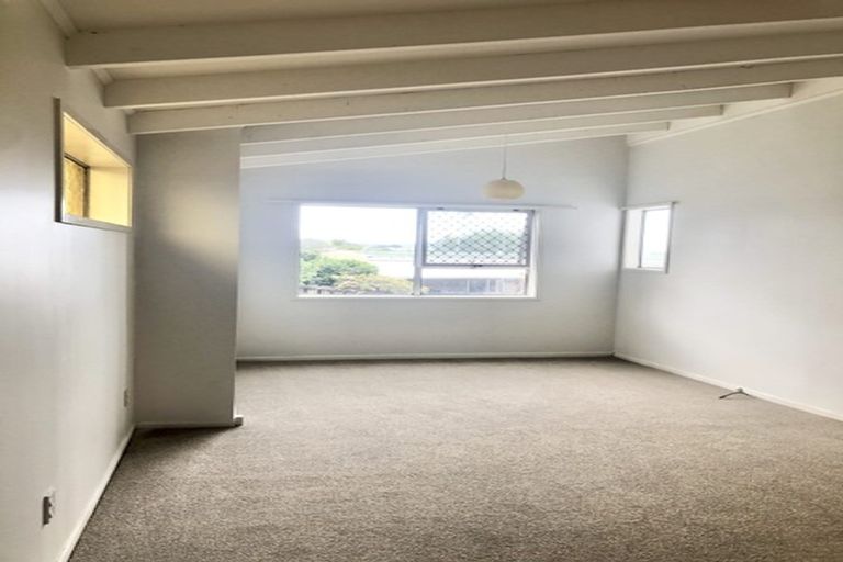 Photo of property in 18 Halldene Terrace, Red Beach, 0932