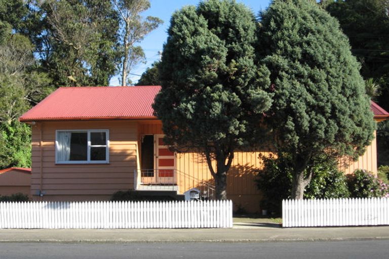 Photo of property in 105 Newlands Road, Newlands, Wellington, 6037