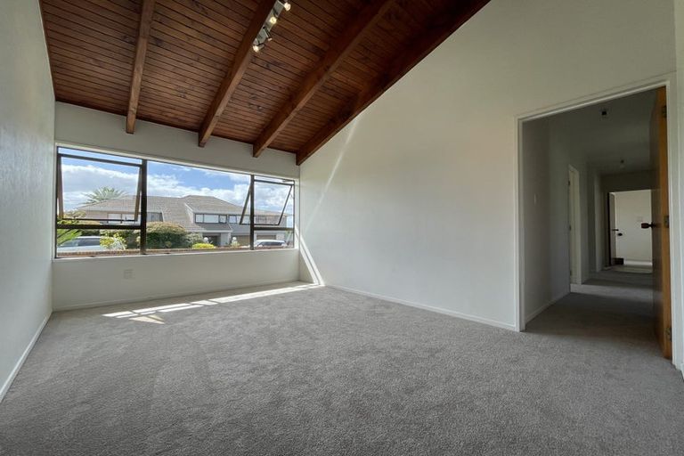Photo of property in 1 Seagrove Road, West Harbour, Auckland, 0618