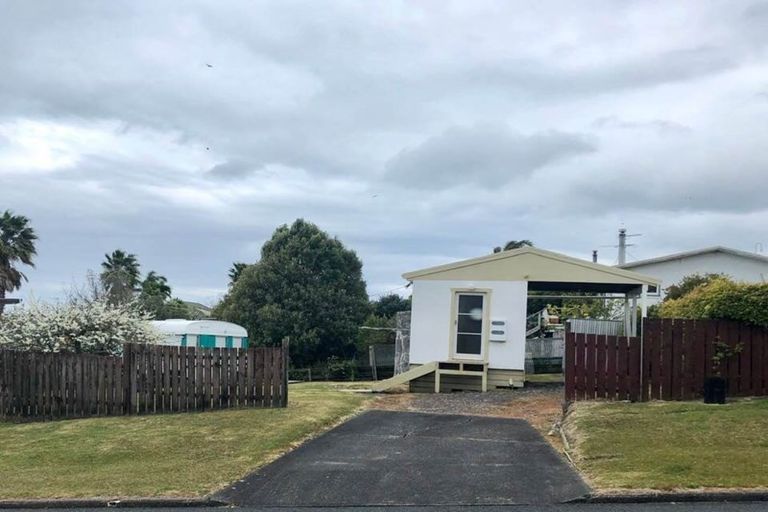 Photo of property in 1 Motuketekete Avenue, Army Bay, Whangaparaoa, 0930