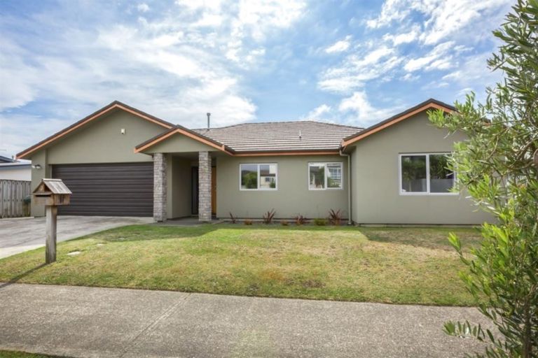 Photo of property in 3 Greenstone Place, Aotea, Porirua, 5024