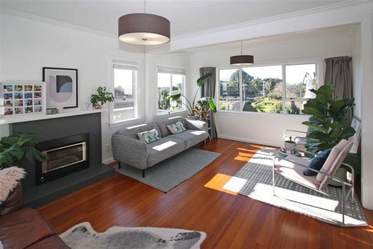 Photo of property in 81 Mangorei Road, Strandon, New Plymouth, 4312