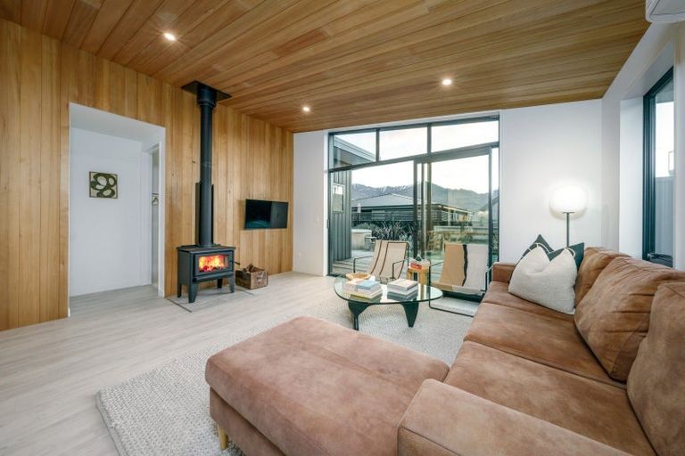 Photo of property in 10 Scurr Terrace, Wanaka, 9305