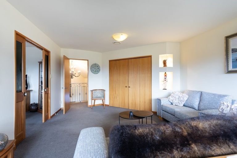 Photo of property in 33 Ruapehu Drive, Fitzherbert, Palmerston North, 4410