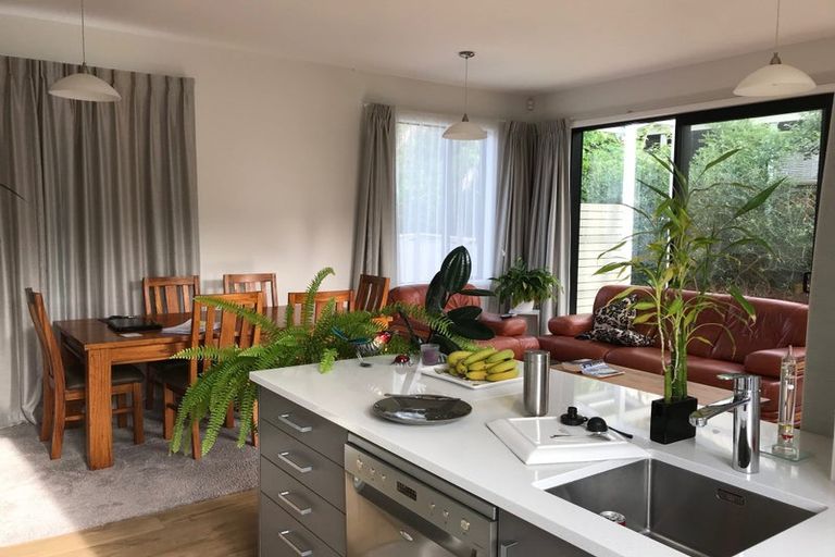 Photo of property in 12 Atlantis Place, Totara Vale, Auckland, 0629