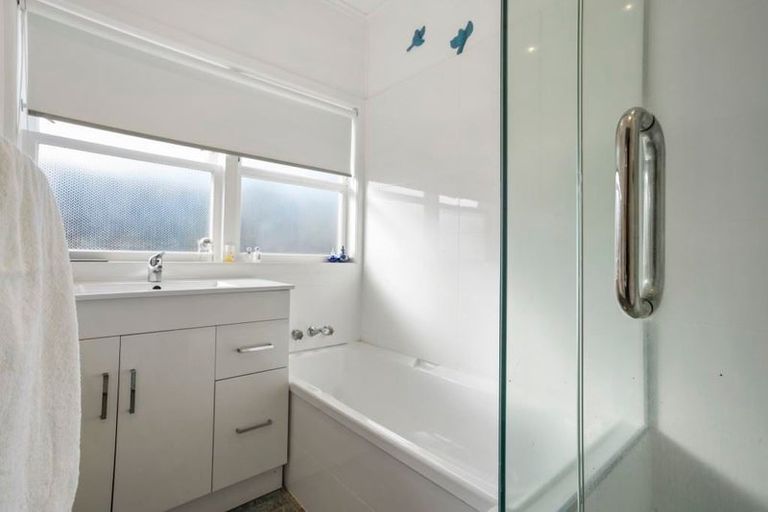 Photo of property in 1/290 East Coast Road, Forrest Hill, Auckland, 0620