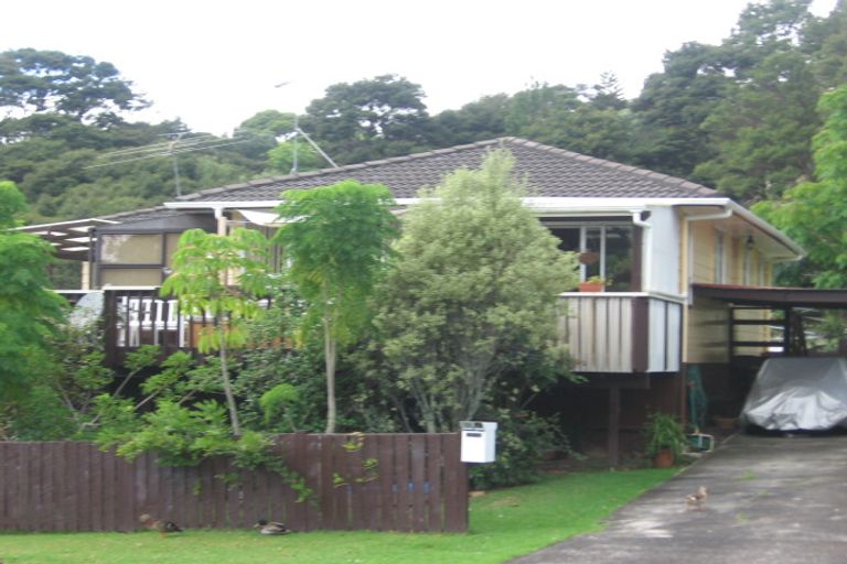 Photo of property in 18 Staincross Street, Green Bay, Auckland, 0604