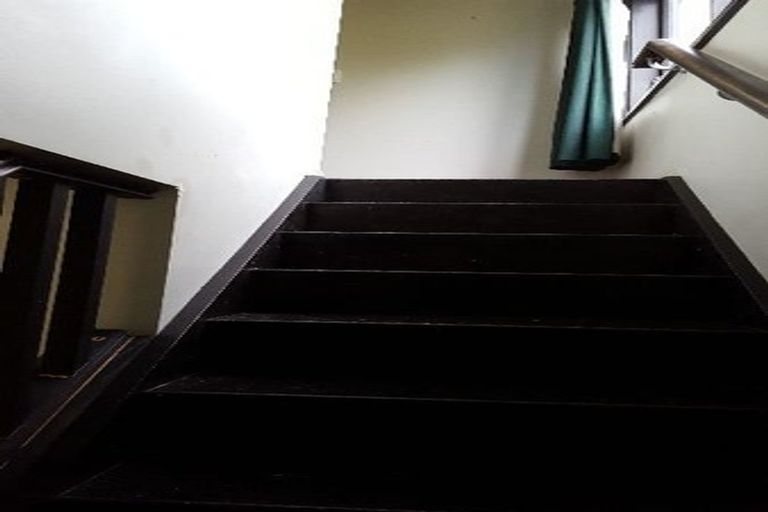 Photo of property in 21 Normanton Street, Glenfield, Auckland, 0629