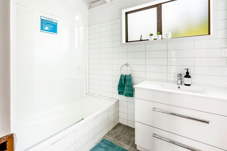 Photo of property in 21 Reynolds Place, Torbay, Auckland, 0630