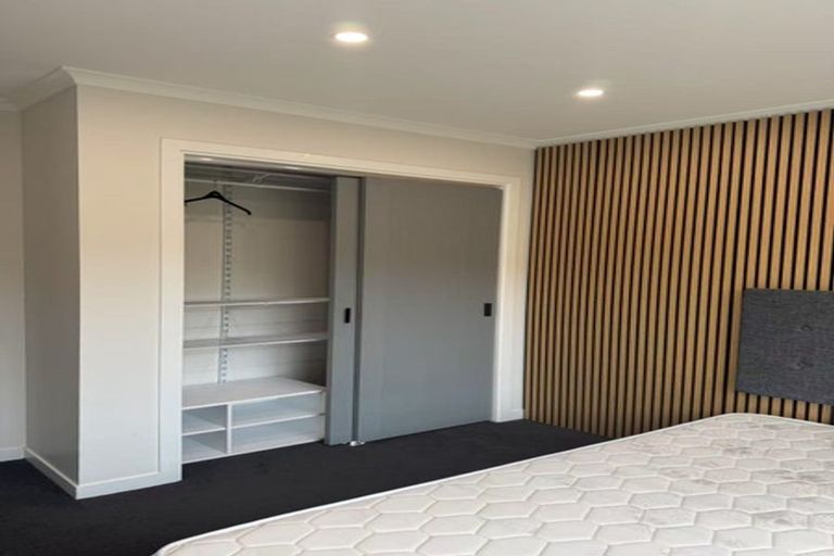 Photo of property in 12 Cromwell Point, Newlands, Wellington, 6037