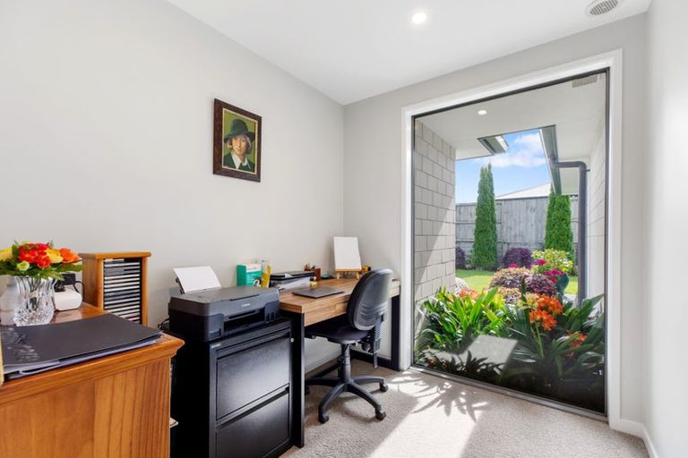 Photo of property in 142 Puhirake Crescent, Pyes Pa, Tauranga, 3112