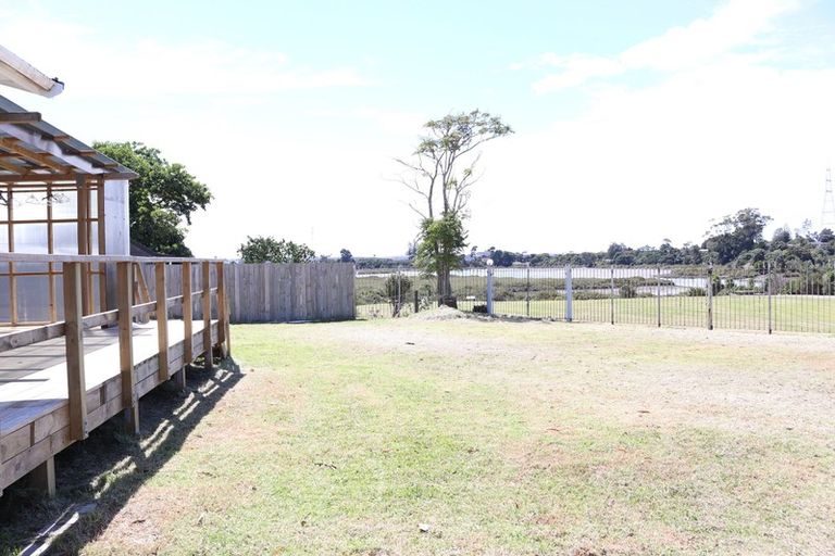 Photo of property in 10 Ingleby Place, Kelston, Auckland, 0602