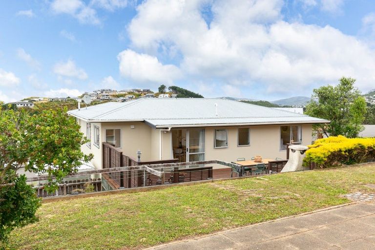 Photo of property in 17 Cheltenham Terrace, Newlands, Wellington, 6037