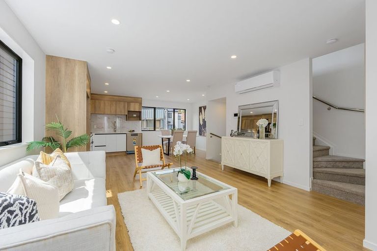 Photo of property in 10/6 Woodhouse Place, West Harbour, Auckland, 0618