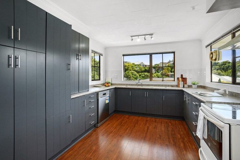 Photo of property in 32 Collins Avenue, Tawa, Wellington, 5028