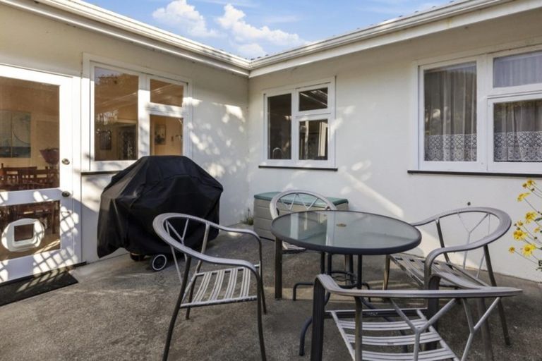 Photo of property in 10 Pukatea Street, Eastbourne, Lower Hutt, 5013