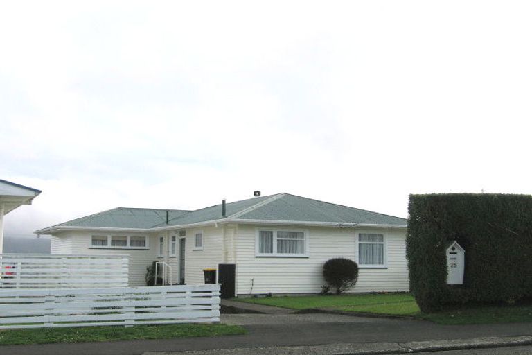 Photo of property in 25 Baylands Drive, Newlands, Wellington, 6037