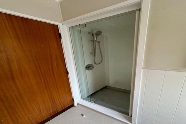 Photo of property in 1/33 Castor Bay Road, Castor Bay, Auckland, 0620