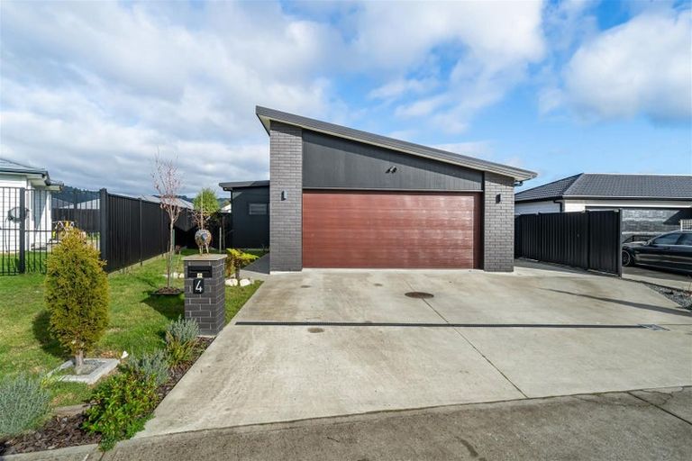 Photo of property in 4 Fenwick Crescent, Wallaceville, Upper Hutt, 5018