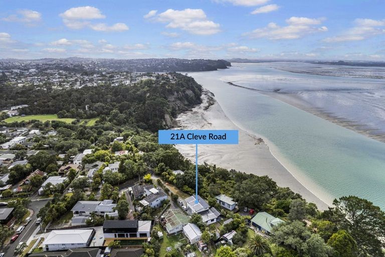 Photo of property in 21a Cleve Road, Green Bay, Auckland, 0604