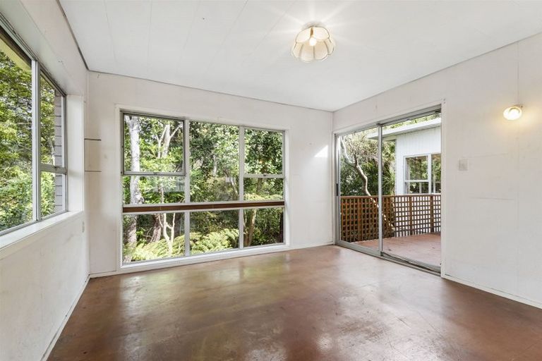 Photo of property in 21 Holdaway Avenue, Northcote, Auckland, 0627