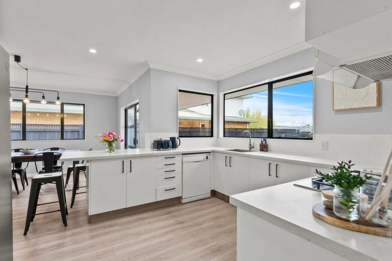 Photo of property in 41 Royal Oak Drive, Kelvin Grove, Palmerston North, 4414