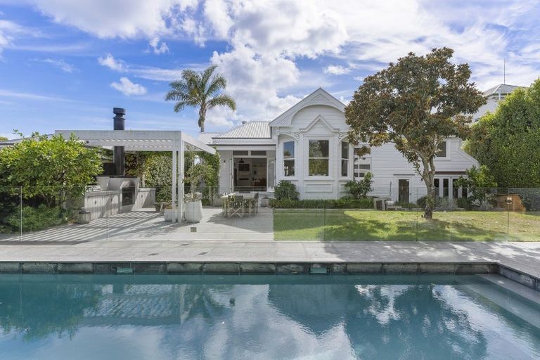 Photo of property in 17 Tainui Road, Devonport, Auckland, 0624