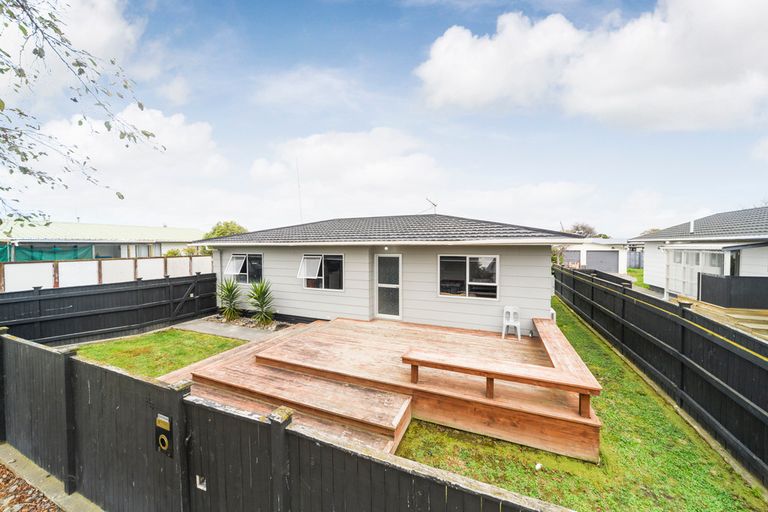 Photo of property in 38 Suzanne Grove, Kelvin Grove, Palmerston North, 4414