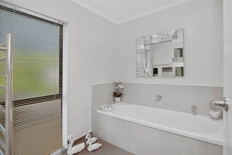 Photo of property in 8 Millbrook Drive, Waiuku, 2683