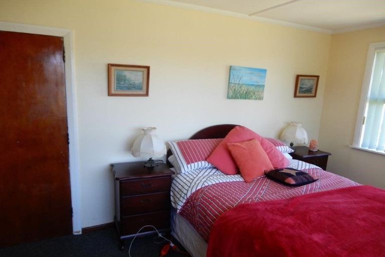 Photo of property in 2 Robbins Crescent, Hawera, 4610