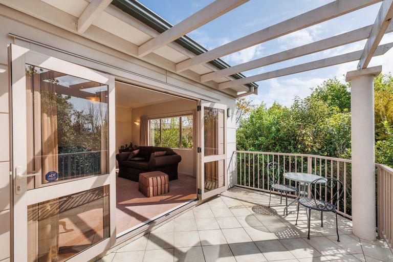 Photo of property in 2 Kea Place, Fitzherbert, Palmerston North, 4410