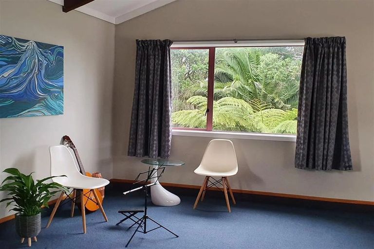 Photo of property in 12 Russell Drive, Oakura, 4314