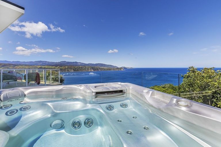 Photo of property in 16 Signallers Grove, Breaker Bay, Wellington, 6022