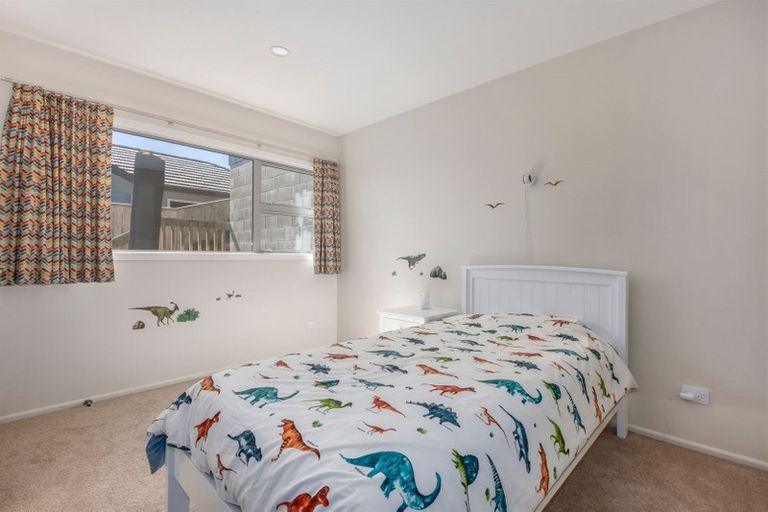 Photo of property in 20 Madeira Close, Whitby, Porirua, 5024