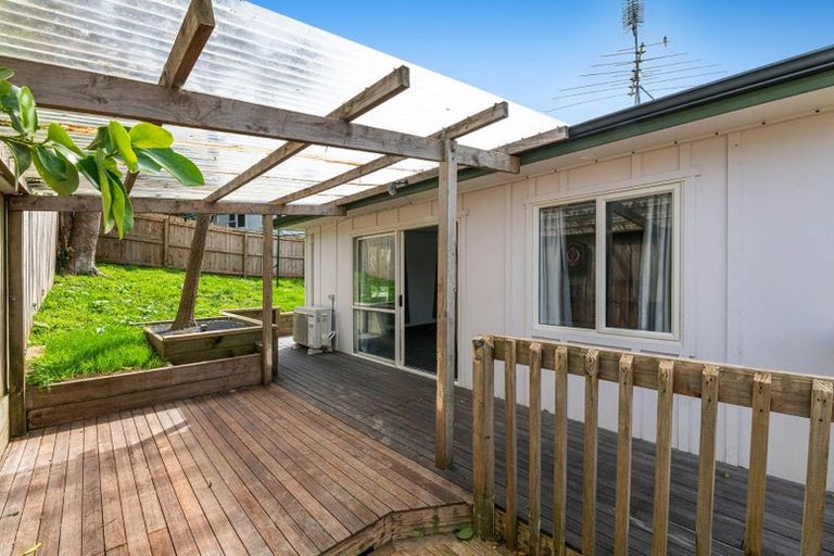 Photo of property in 2/44 Lysander Crescent, Beach Haven, Auckland, 0626