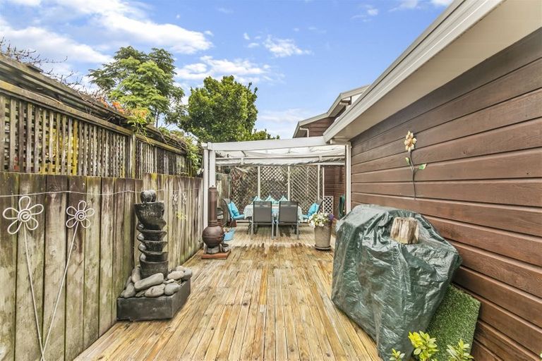 Photo of property in 1/22 Bronzewing Terrace, Unsworth Heights, Auckland, 0632
