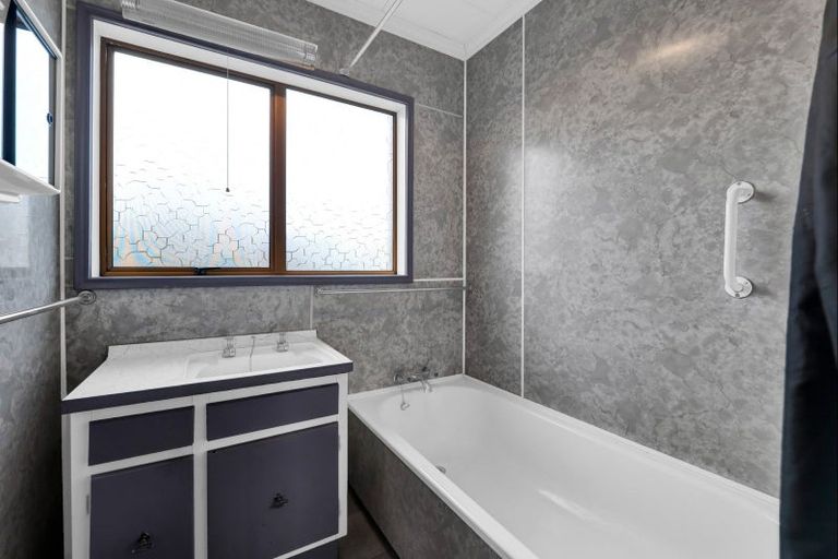 Photo of property in 39 Birdwood Avenue, Moturoa, New Plymouth, 4310