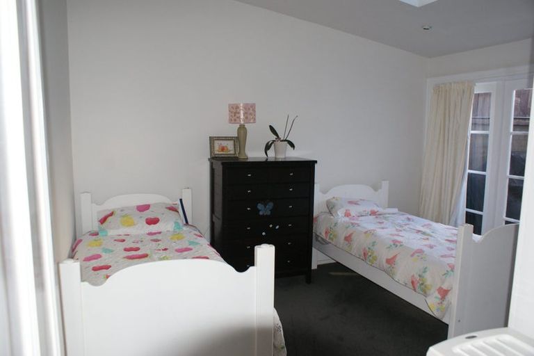 Photo of property in 1 Caroline Street, Mount Victoria, Wellington, 6011