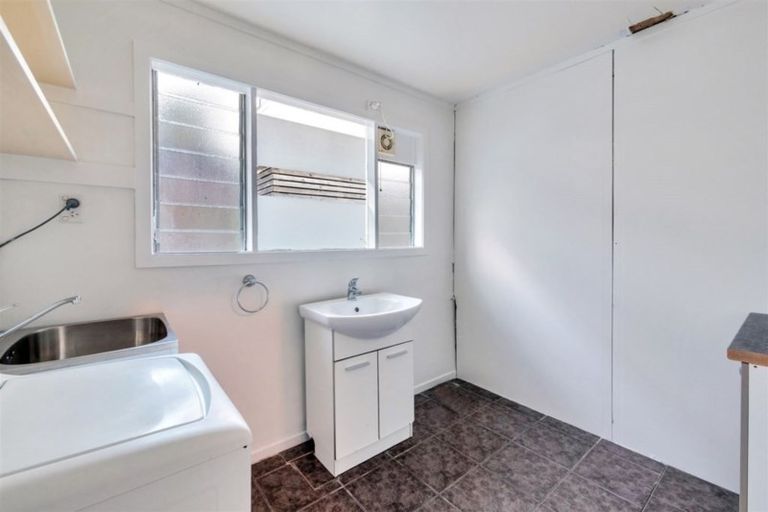 Photo of property in 49 Roberts Road, Matakatia, Whangaparaoa, 0930