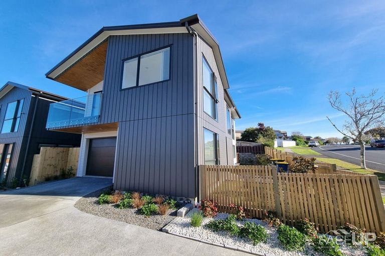 Photo of property in 17a Marina View Drive, West Harbour, Auckland, 0618