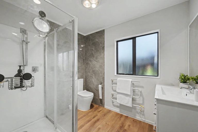Photo of property in 30 Arlette Place, Massey, Auckland, 0614