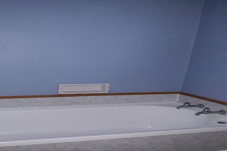 Photo of property in 5 Alder Place, Newlands, Wellington, 6037